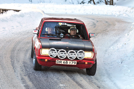 Flot kørsel og sletning af uretmæssigt tildelte strafpoint har bragt Lars Bækkelund og Arne Pagh i Fiat 128 Coupé op på ellevtepladsen i Rallye Monte-Carlo Historique.